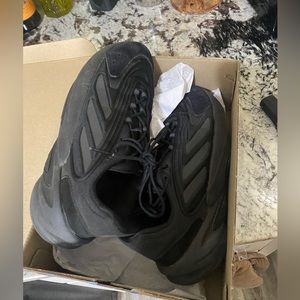Adidas Ozelia 9.5